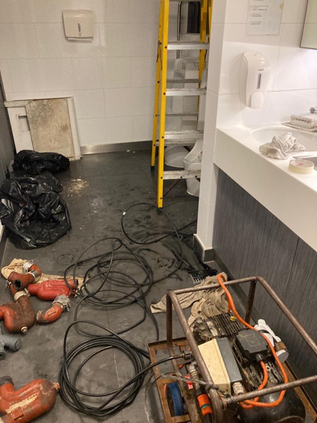 DrainFix HK 商業樓宇廁所現場 · 工具佈置完整