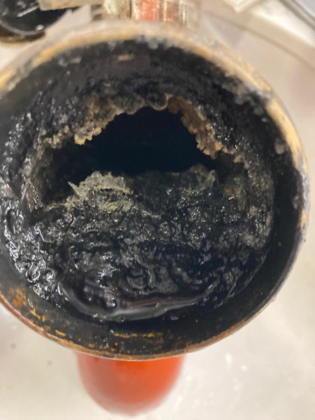 DrainFix HK 渠管內部已嚴重收窄只剩中間細孔