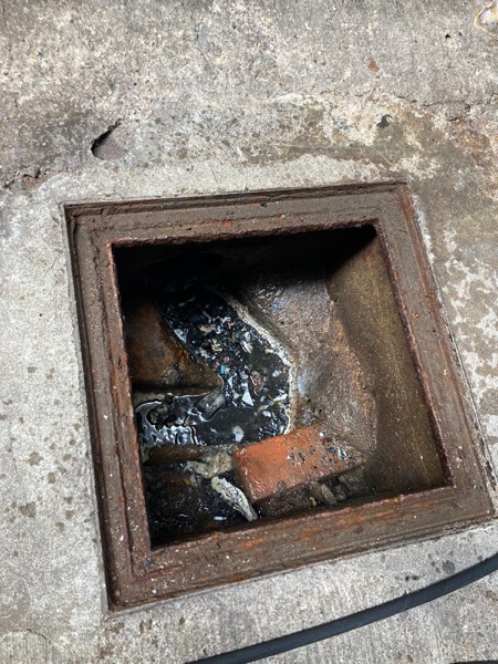 DrainFix HK 戶外渠井底剛刨出嘅硬化淤泥碎磚混合塊