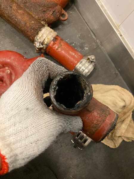 DrainFix HK 戴白手套親手揭開切咗嘅紅鑄鐵渠管