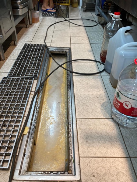 DrainFix HK 食肆長條形隔油池清渠中 · 真實營業時段工作