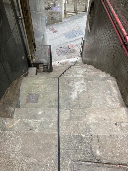 DrainFix HK 食肆後巷石階旁排水管系統